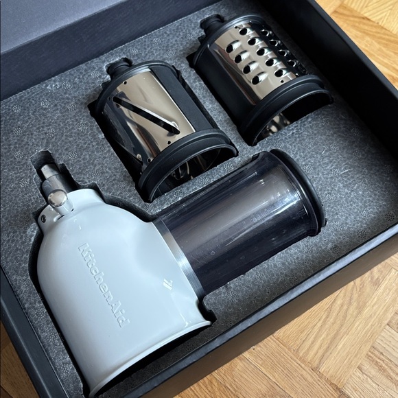 KitchenAid Stand Mixer Attachment - Fresh Prep Slicer/Shredder - Picture 2 of 4